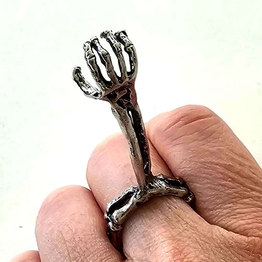 🌬💀 Skeleton Hand Ring w/ Twisted Terp Filters